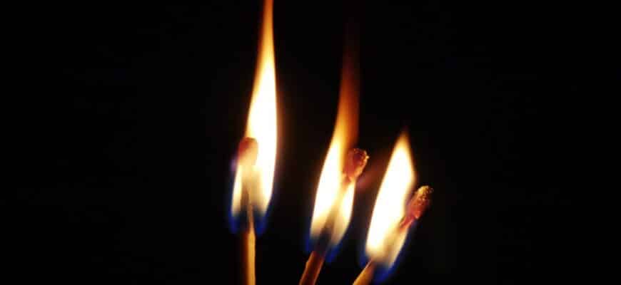 Любовный треугольник – гадание онлайн на горящих спичках